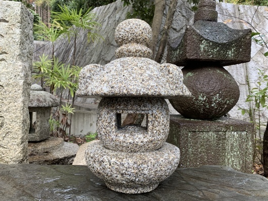 桂離宮の石燈籠 夜雨燈籠（岬燈籠） : 男のロマンは女の不満