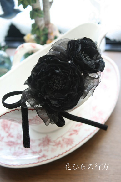 黒薔薇の髪飾り ～ 別名、肩壊しの布花・・・ : 布の花～花びらの行方 Ⅱ