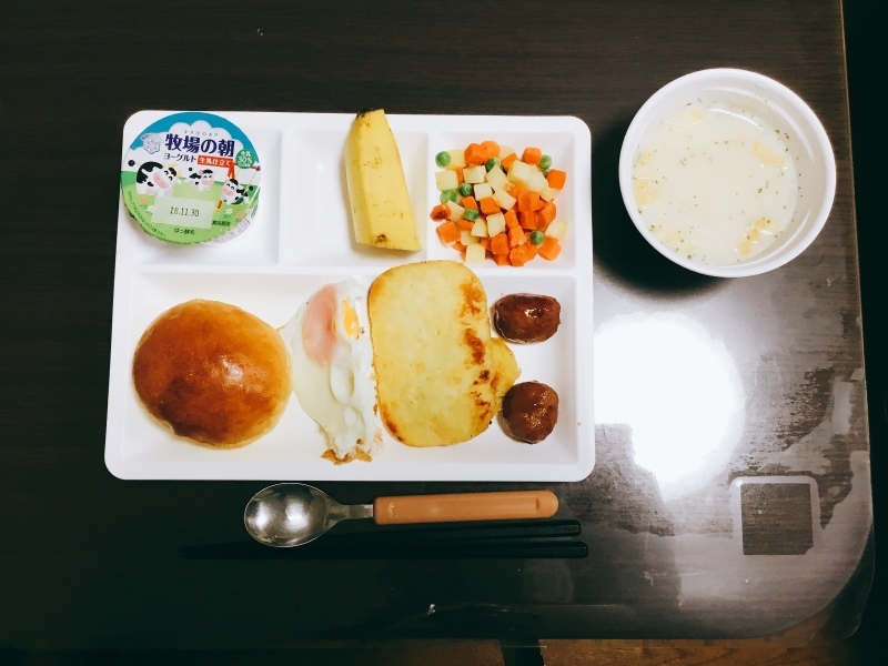 ひまわり荘&#127803;朝食 パン 肉団子 ハッシュドポテト チキンナゲット 目玉焼き バナナ ミックスベジタブル ヨーグルト ポタージュスープ_c0357519_06485683.jpeg