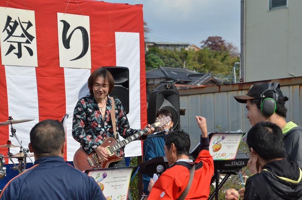 秋晴れの空の下、和白苑秋祭りで演奏させていただきました。_e0188087_22385465.jpg