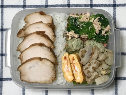 鶏チャーシューとめんたい玉子焼き弁当_d0384590_06414005.jpg