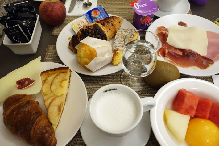 ジローナ Girona のホテル ペニンシュラ Hotel Peninsular AVEに乗ってバルセロナからジローナへ 2018年9月 バルセロナの旅(6)_f0117059_15203884.jpg