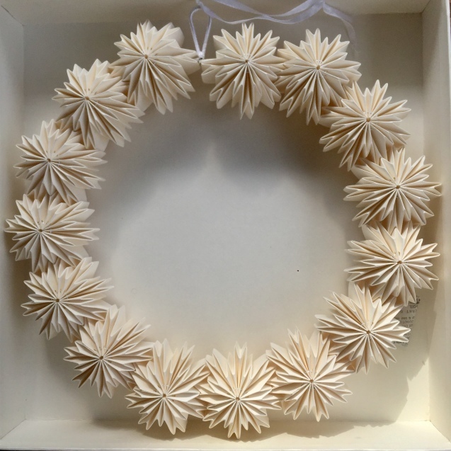 白い紙のリースと白い石けんと Gallery円山ステッチ 佐野明子のblog 白い紙のリースと白い石けんと Gallery円山ステッチ 佐野明子のblog