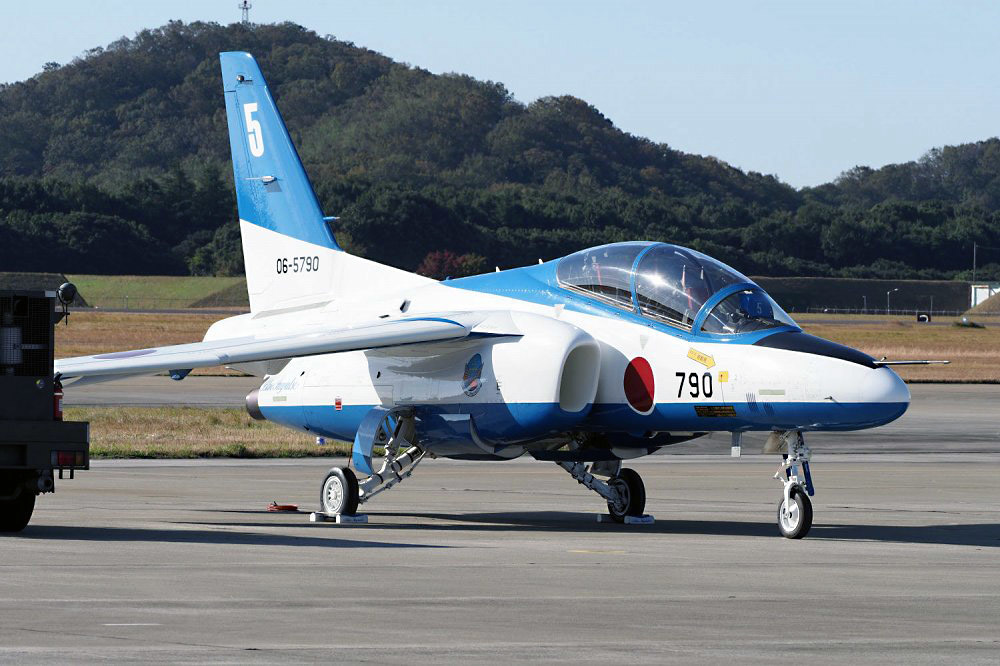 ブルーインパルス、2年ぶりに小牧基地オープンベースで展示飛行