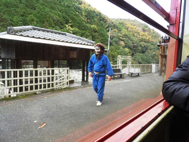 トロッコ列車で紅葉を楽しんだ_e0048413_23003360.jpg