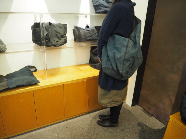 冨沢恭子の青いかばん 柿渋と藍_b0132442_19300380.jpg