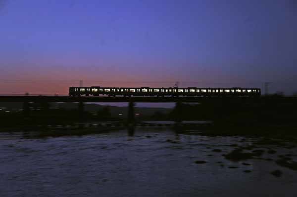 夕闇の八高線多摩川鉄橋_f0173596_23303217.jpg