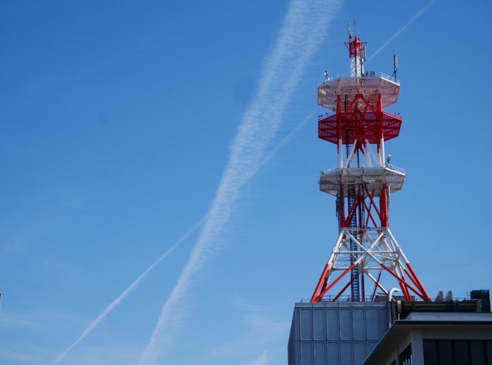 　　イチョウの黄葉と飛行機雲　　２０１８-１１-２９　００：００_b0093754_15450405.jpg