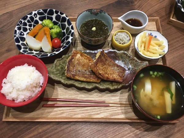 【献立】イトヨリのムニエル、温野菜、もずく酢、しらすポン酢、マカロニサラダ、カブのお味噌汁_c0027666_08143946.jpg