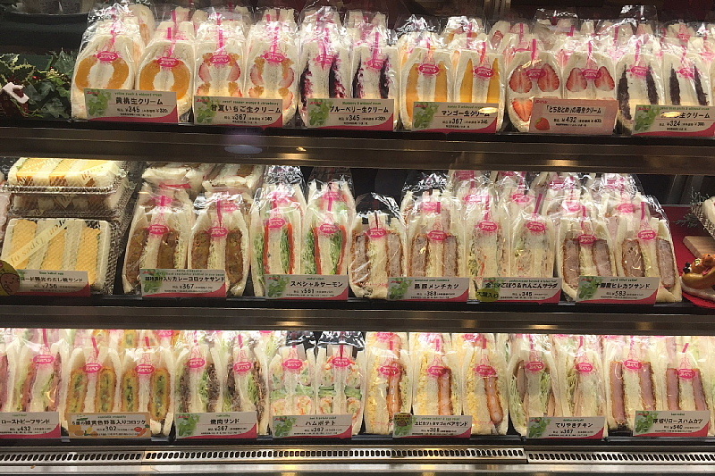 【新幹線の朝ごはん⑧】「メルヘンのサンドイッチ」と「つばめグリルのコロッケ」_b0008655_17491262.jpg
