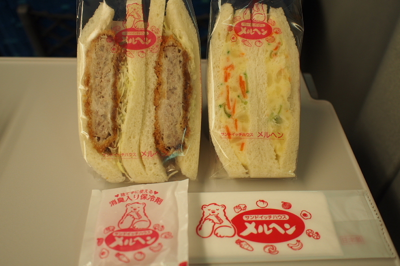 【新幹線の朝ごはん⑧】「メルヘンのサンドイッチ」と「つばめグリルのコロッケ」_b0008655_17504824.jpg