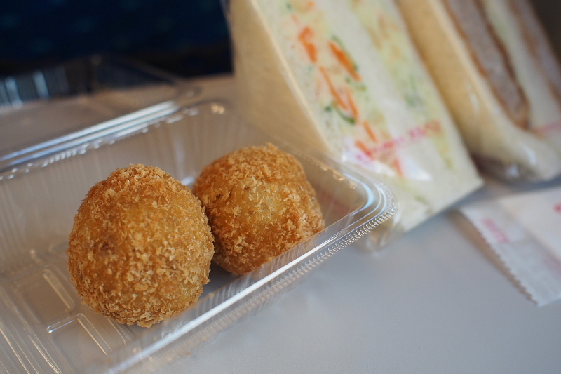 【新幹線の朝ごはん⑧】「メルヘンのサンドイッチ」と「つばめグリルのコロッケ」_b0008655_17512187.jpg