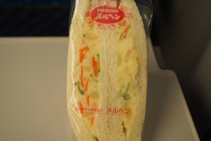 【新幹線の朝ごはん⑧】「メルヘンのサンドイッチ」と「つばめグリルのコロッケ」_b0008655_17531439.jpg