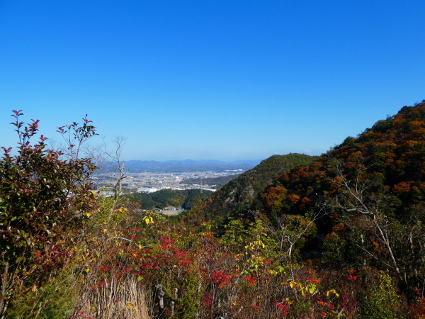 登山者に人気の山　明王山から大岩見晴台に向かう　　登頂編_d0170615_19053770.jpg