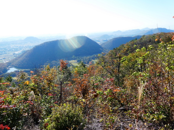 登山者に人気の山　明王山から大岩見晴台に向かう　　登頂編_d0170615_19062372.jpg