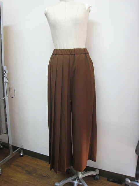 ＯＳＭＯＳＩＳ（オズモーシス）アシンメトリープリーツパンツ　ＢＲＯＷＮ_a0089359_131443.jpg