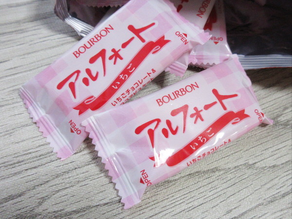 【ブルボン】アルフォート いちごチョコレート&ココアビスケット_c0152767_21263112.jpg