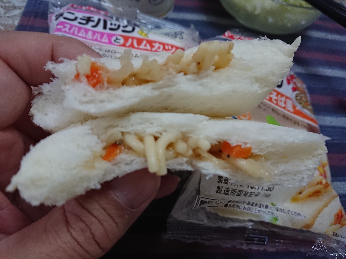 12/2夜勤明け 山崎製パンランチパック へきなん焼きそば風 & ロースハム&ハムとハムカツ_b0042308_13512474.jpg