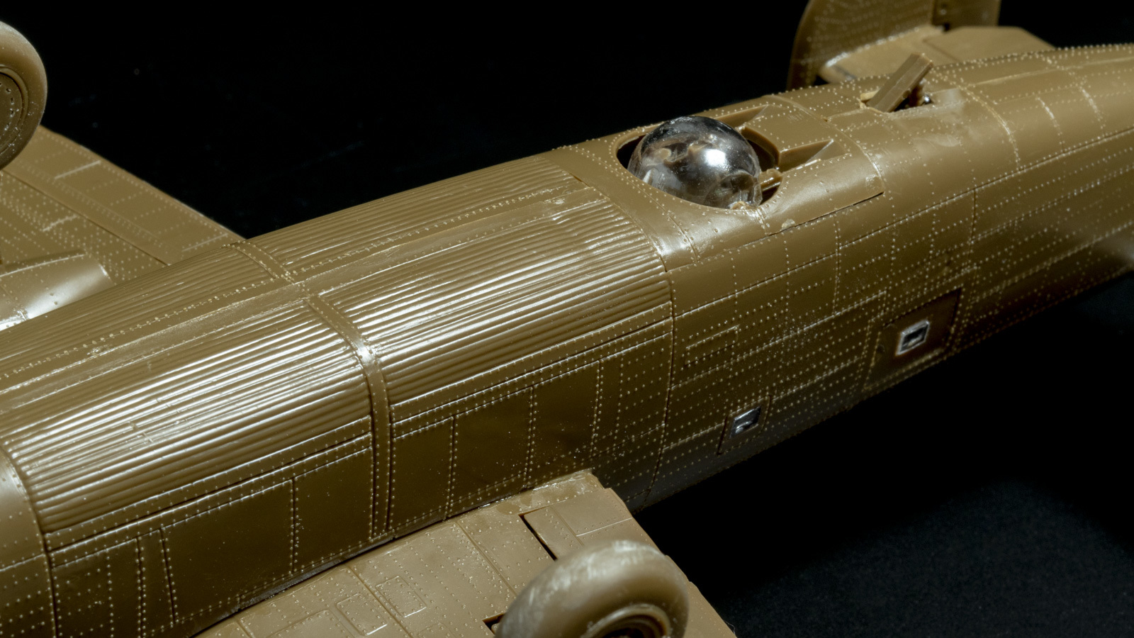 【パチ組みの月曜日】60年前の舶来キット、B-24リベレーターを貼る_b0029315_22283522.jpg