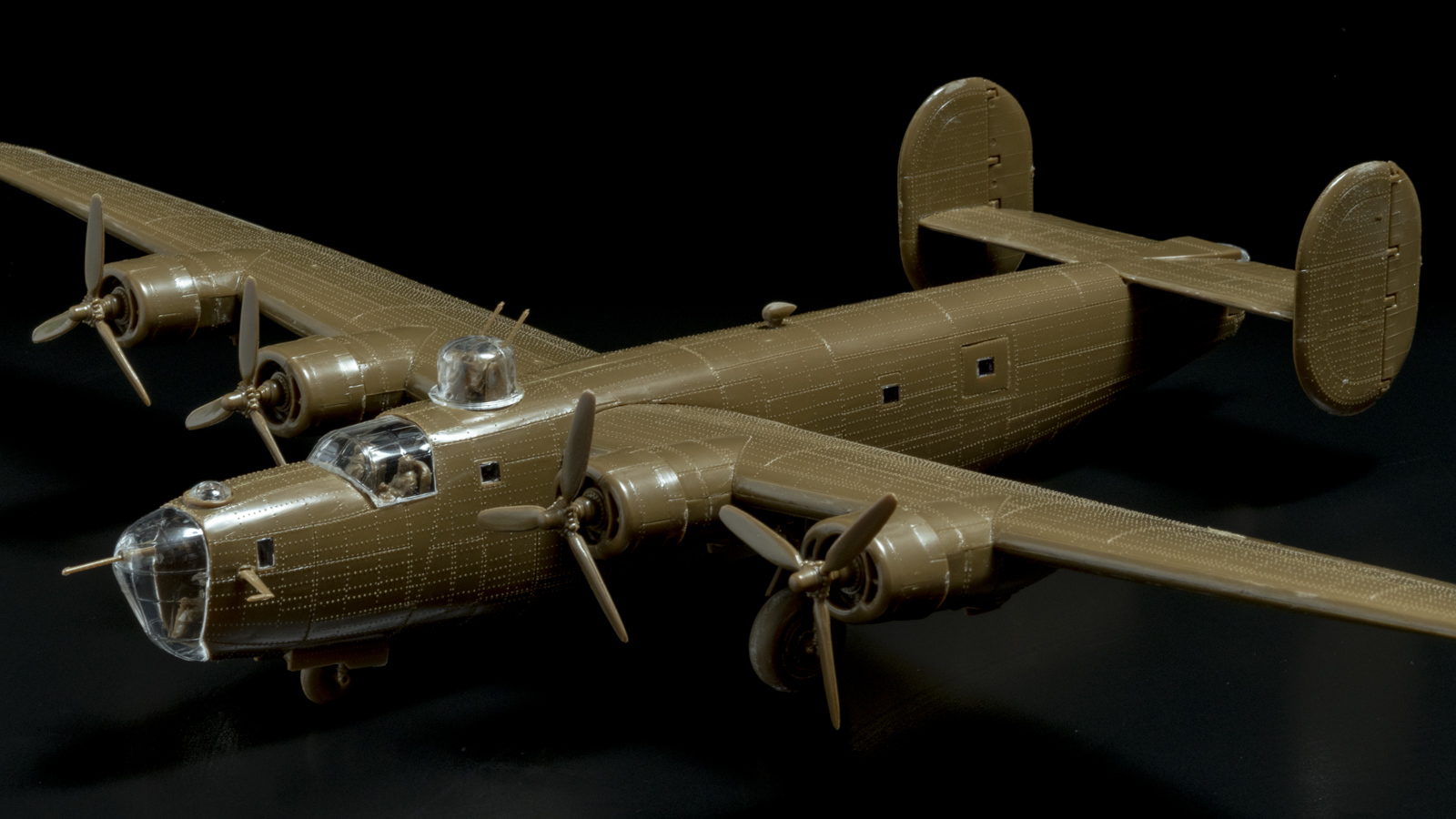 【パチ組みの月曜日】60年前の舶来キット、B-24リベレーターを貼る_b0029315_22303235.jpg