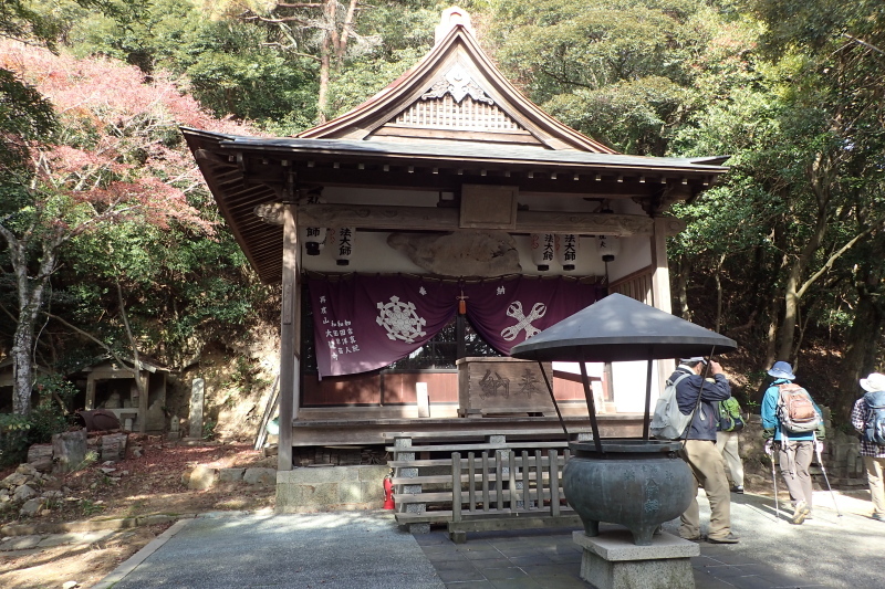 紅葉に染まる散策路 布引~修法ヶ原~大師道_c0218841_11324887.jpg