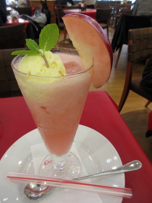 【銀座コージーコーナー】青森県産「紅の夢」のクリームソーダとランチ_b0009849_16142949.jpg