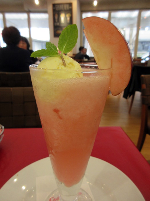 【銀座コージーコーナー】青森県産「紅の夢」のクリームソーダとランチ_b0009849_16214153.jpg
