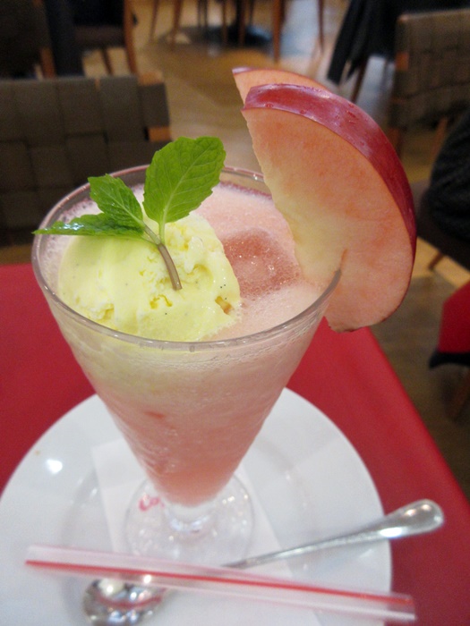 【銀座コージーコーナー】青森県産「紅の夢」のクリームソーダとランチ_b0009849_1622977.jpg