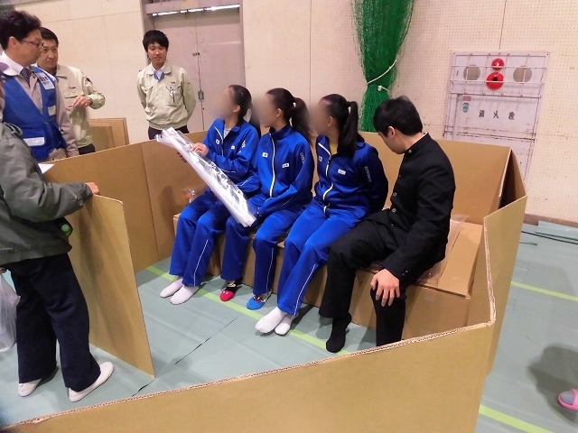 避難者の受付・入所手続きがスムーズに進み70点の出来! 今年の第6回吉原高校避難所開設・運営訓練_f0141310_08165351.jpg