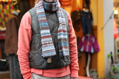 スコットランドの伝統技法で作られた「ROBERT MACKIE」\"BRUSHED FAIRISLE SCARF\" ご紹介_f0191324_08183525.jpg