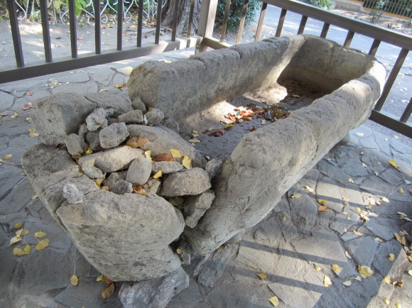 七輿山で落ち合った7人の女房伝説と宗永寺舟形石棺_a0237545_23100445.jpg
