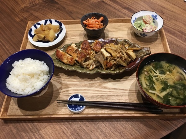 献立 鶏むね肉ときのこのグリル じゃがいもと玉ねぎの甘辛煮 人参胡麻和え アボカドサラダ ほか色々 Kajuの 今日のお料理 簡単レシピ 献立 鶏むね肉ときのこのグリル じゃがいもと玉ねぎの甘辛煮 人参胡麻和え アボカドサラダ ほか色々 Kajuの 今日のお料理 簡単レシピ