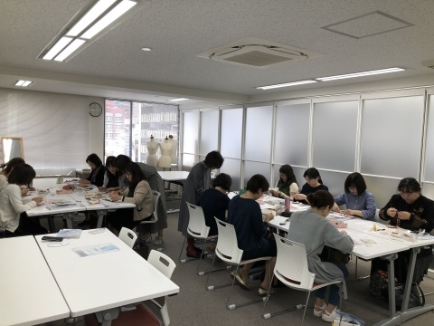 ご参加くださった皆さま どうもありがとうございました「しあわせのリボン刺しゅう」出版記念1Dayレッスン 《しあわせを招くドアプレート》@ヴォーグ学園東京校_a0157409_10523772.jpeg