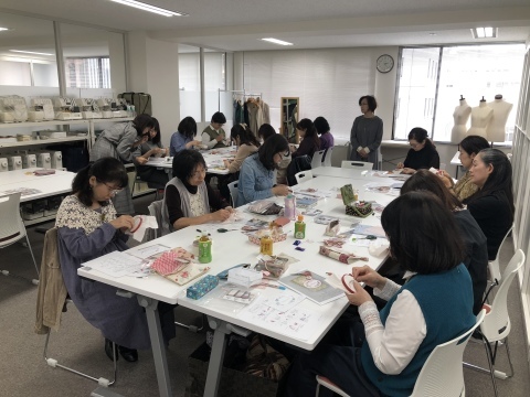 ご参加くださった皆さま どうもありがとうございました「しあわせのリボン刺しゅう」出版記念1Dayレッスン 《しあわせを招くドアプレート》@ヴォーグ学園東京校_a0157409_10584517.jpeg