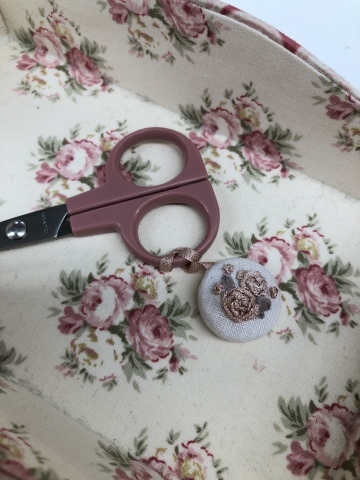 ご参加くださった皆さま どうもありがとうございました「しあわせのリボン刺しゅう」出版記念1Dayレッスン 《しあわせを招くドアプレート》@ヴォーグ学園東京校_a0157409_11090984.jpeg