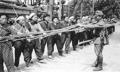 貧すれば鈍する 今は素晴らしい世の中で 明るい未来が待っている 貧すれば鈍する 今は素晴らしい世の中で 明るい未来が待っている