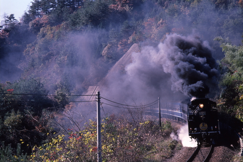 青い客車が晩秋の峠を登る - 山口線・1984年 -_b0190710_14503292.jpg