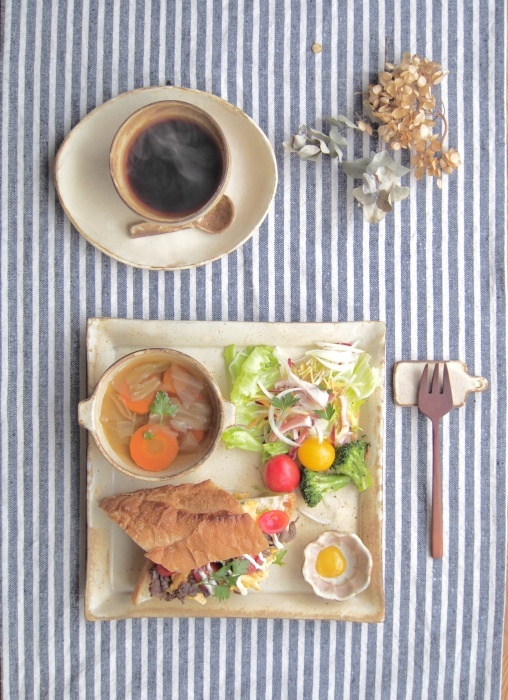 バゲットサンドの朝ごはん_b0277136_08381962.jpeg