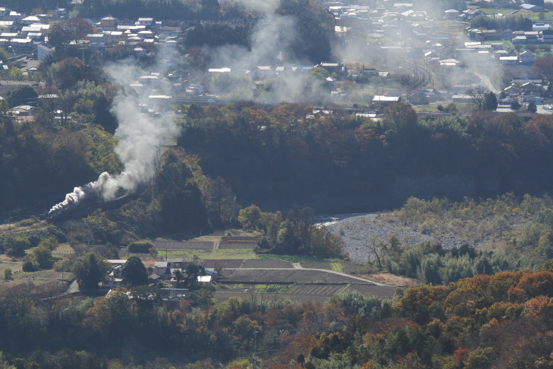 切り通しを抜けると秋景色の里が広がる - 上越線・2018年紅葉 -_b0190710_18275761.jpg