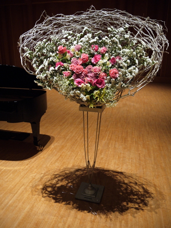 ピアノ発表会のステージ上のスタンド花 ピンク系 北広島市芸術文化ホールにお届け 18 12 09 札幌 花屋 Mell Flowers