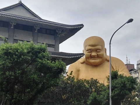 弥勒菩薩を求めて三義の街へ 思わず自分も笑顔になってしまう弥勒菩薩がいっぱい メイフェの幸せ 美味しいいっぱい In 台湾 弥勒菩薩を求めて三義の街へ 思わず自分も笑顔になってしまう弥勒菩薩がいっぱい メイフェの幸せ 美味しいいっぱい In 台湾