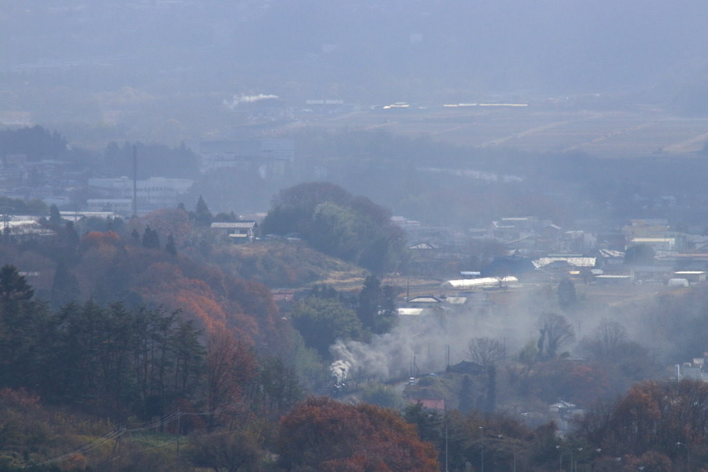 霞む風景に黒煙膨らむ - 上越線・2018年晩秋 -_b0190710_22430608.jpg
