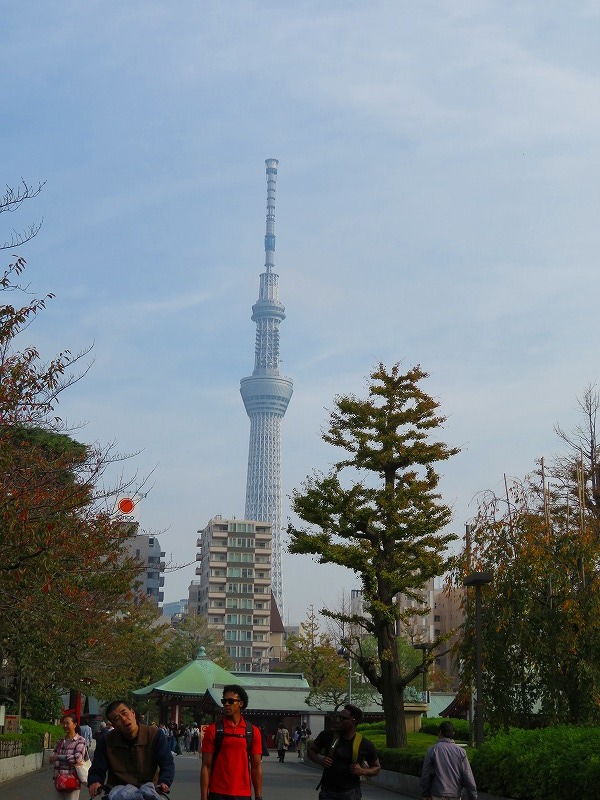 浅草でスカイツリーを望む20181112_e0237645_22340692.jpg