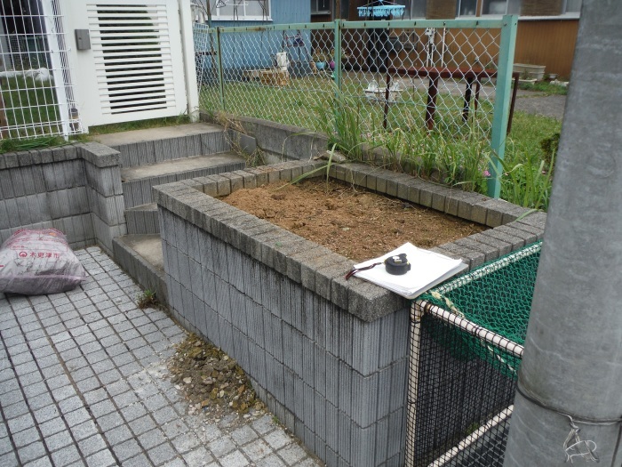 駐車場を少し広げたいんです。 ~ 花壇と階段を撤去_d0165368_04221677.jpg