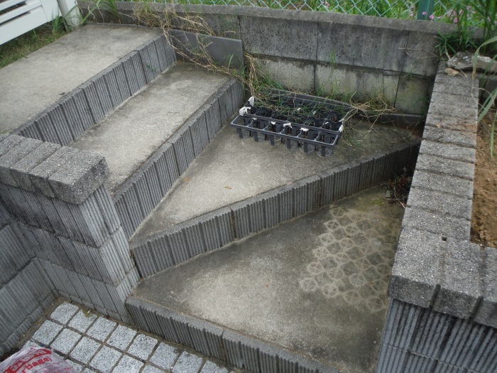 駐車場を少し広げたいんです。 ~ 花壇と階段を撤去_d0165368_04222561.jpg