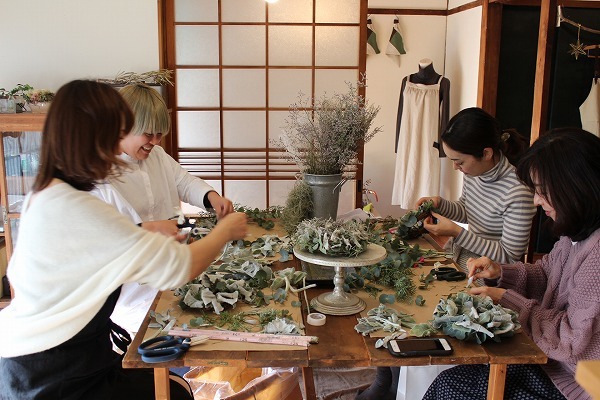 第16回 にのはこ時間 『シルバーリーフを集めた冬の white wreath 』joie.m_f0162302_21301425.jpg