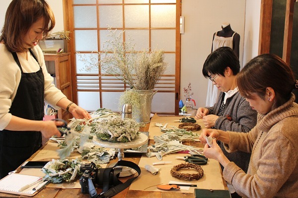 第16回 にのはこ時間 『シルバーリーフを集めた冬の white wreath 』joie.m_f0162302_21304389.jpg