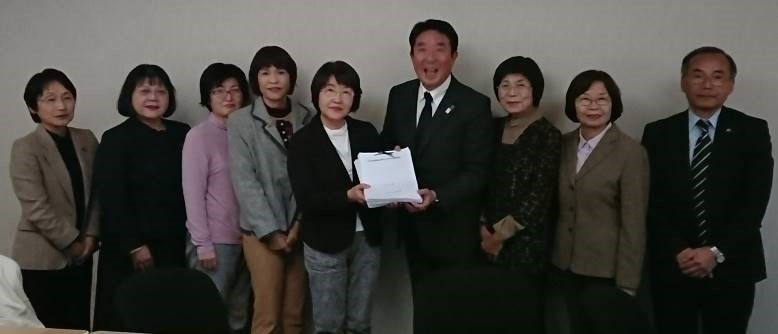 新日本婦人の会が給食費の無料化を市長に陳情_e0260114_1925158.jpg