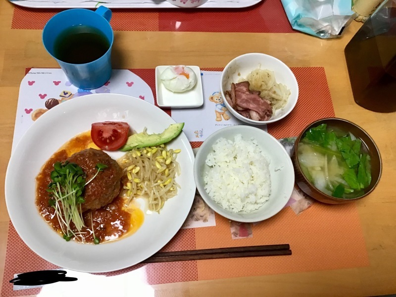 あじさい荘夕食 トマトソースハンバーグ オニオンローストポークマリネ もやしナムル 小松菜味噌汁 ごはん 今日の献立