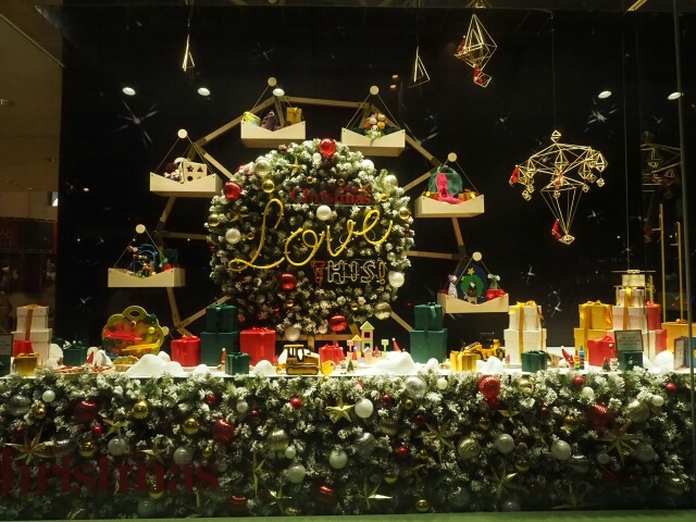 京都高島屋のクリスマスショーウィンドウ アリスのトリップ